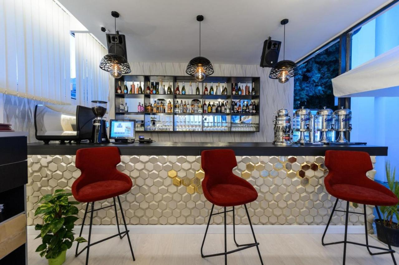 Casa On Hotel นาโวดาริ ภายนอก รูปภาพ