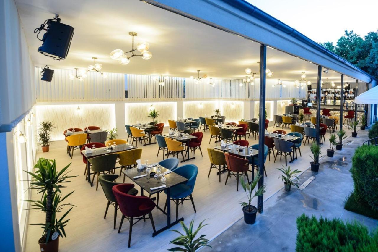 Casa On Hotel นาโวดาริ ภายนอก รูปภาพ