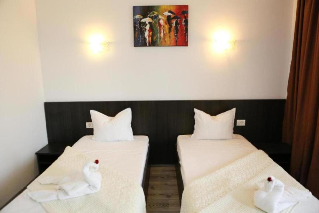 Casa On Hotel นาโวดาริ ภายนอก รูปภาพ