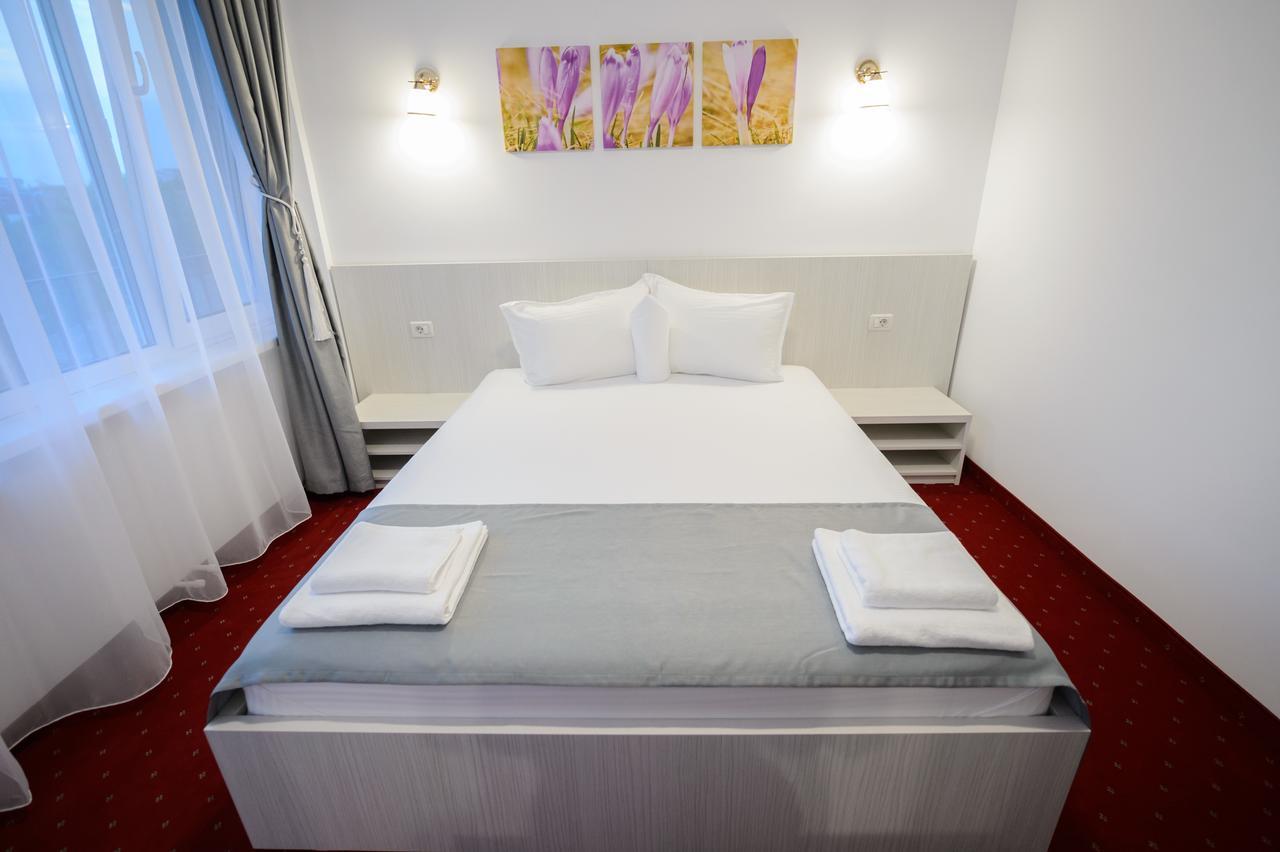 Casa On Hotel นาโวดาริ ภายนอก รูปภาพ